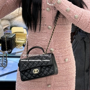 Kožna crossbody torba s preklopom, kvadratnog horizontalnog oblika, zatvaranje s poklopcem, unutarnja pretinica za telefon i džep na zip, jedna naramenica