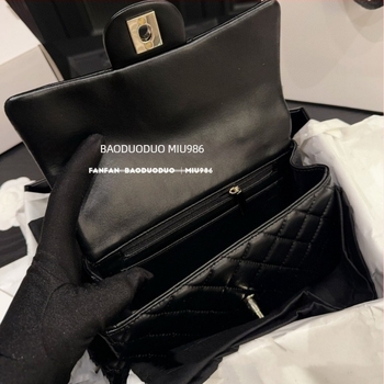 Kožna crossbody torba s preklopom, kvadratnog horizontalnog oblika, zatvaranje s poklopcem, unutarnja pretinica za telefon i džep na zip, jedna naramenica