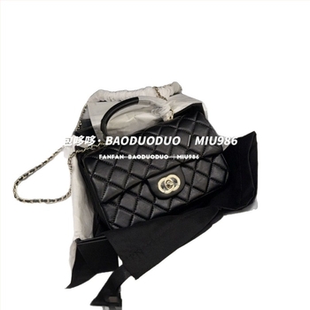 Kožna crossbody torba s preklopom, kvadratnog horizontalnog oblika, zatvaranje s poklopcem, unutarnja pretinica za telefon i džep na zip, jedna naramenica