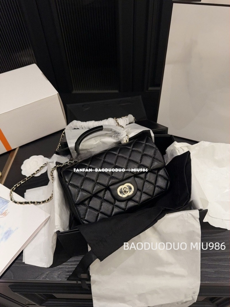 Kožna crossbody torba s preklopom, kvadratnog horizontalnog oblika, zatvaranje s poklopcem, unutarnja pretinica za telefon i džep na zip, jedna naramenica