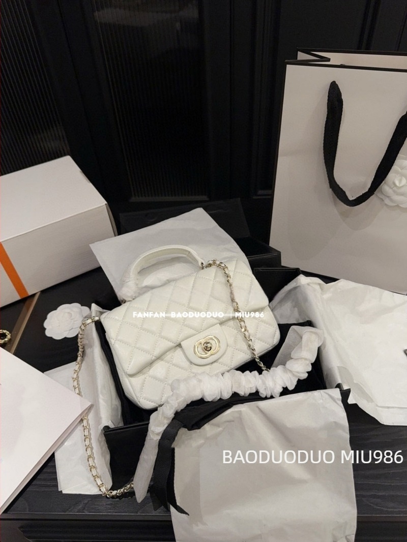 Kožna crossbody torba s preklopom, kvadratnog horizontalnog oblika, zatvaranje s poklopcem, unutarnja pretinica za telefon i džep na zip, jedna naramenica