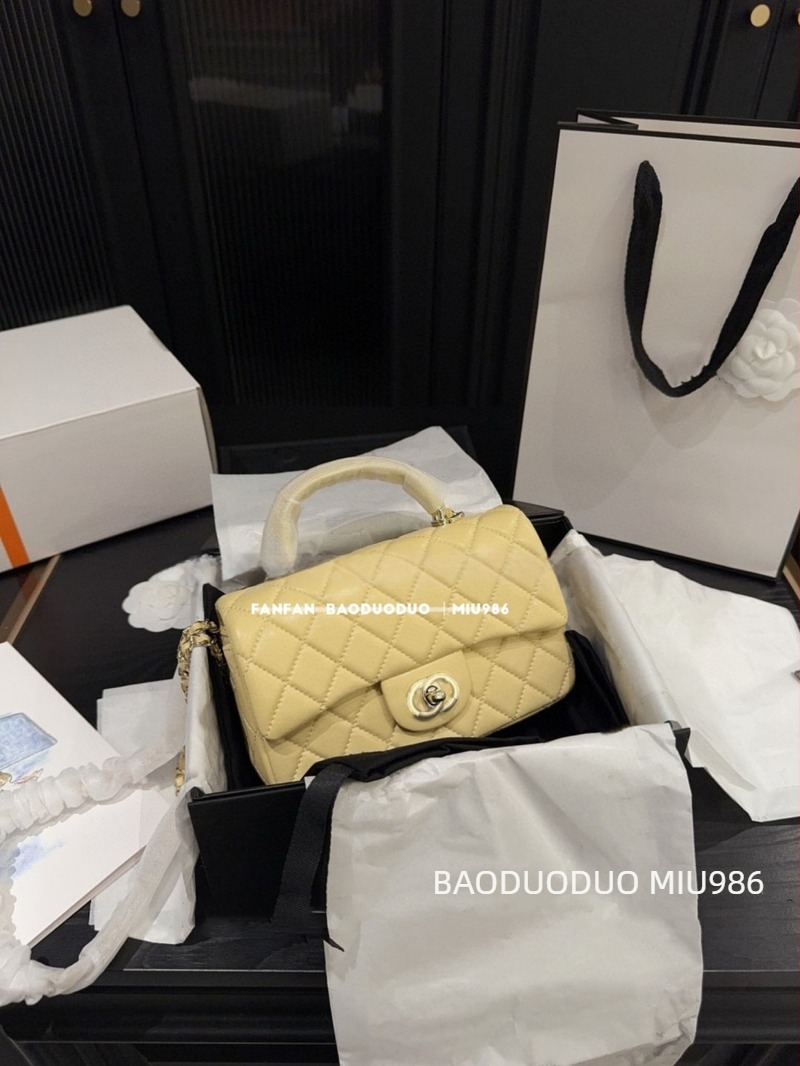 Kožna crossbody torba s preklopom, kvadratnog horizontalnog oblika, zatvaranje s poklopcem, unutarnja pretinica za telefon i džep na zip, jedna naramenica