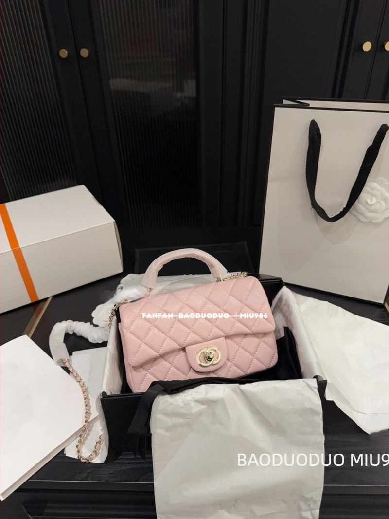 Kožna crossbody torba s preklopom, kvadratnog horizontalnog oblika, zatvaranje s poklopcem, unutarnja pretinica za telefon i džep na zip, jedna naramenica