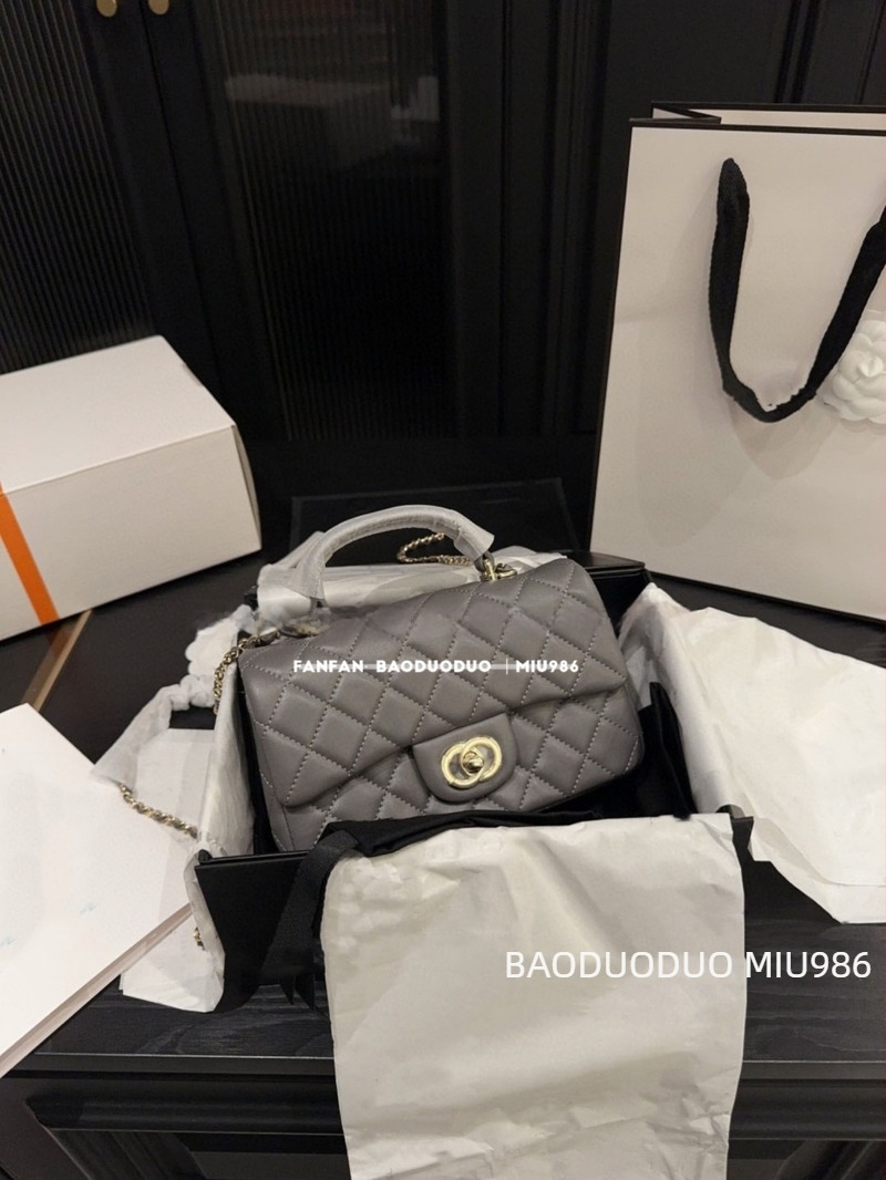 Kožna crossbody torba s preklopom, kvadratnog horizontalnog oblika, zatvaranje s poklopcem, unutarnja pretinica za telefon i džep na zip, jedna naramenica