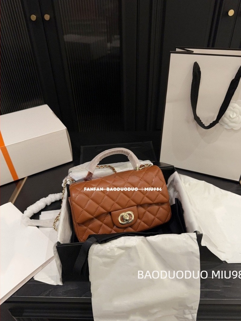 Kožna crossbody torba s preklopom, kvadratnog horizontalnog oblika, zatvaranje s poklopcem, unutarnja pretinica za telefon i džep na zip, jedna naramenica