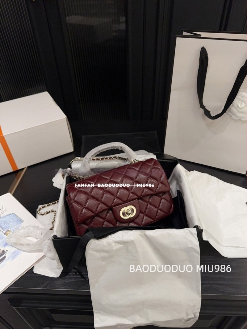 Kožna crossbody torba s preklopom, kvadratnog horizontalnog oblika, zatvaranje s poklopcem, unutarnja pretinica za telefon i džep na zip, jedna naramenica