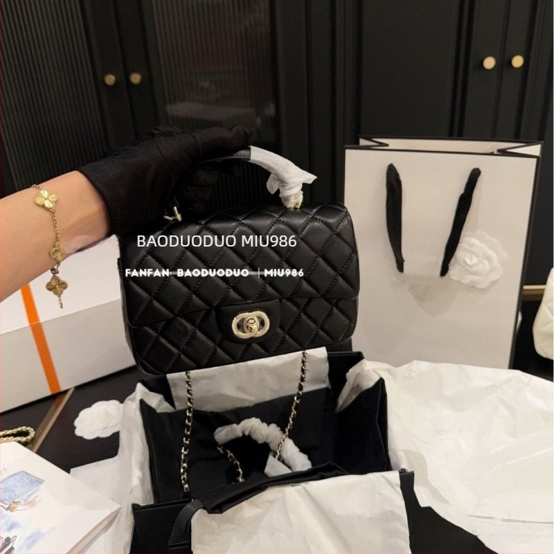 Kožna crossbody torba s preklopom, kvadratnog horizontalnog oblika, zatvaranje s poklopcem, unutarnja pretinica za telefon i džep na zip, jedna naramenica