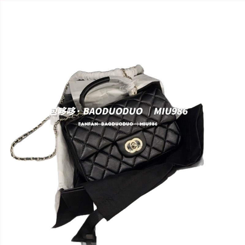 Kožna crossbody torba s preklopom, kvadratnog horizontalnog oblika, zatvaranje s poklopcem, unutarnja pretinica za telefon i džep na zip, jedna naramenica