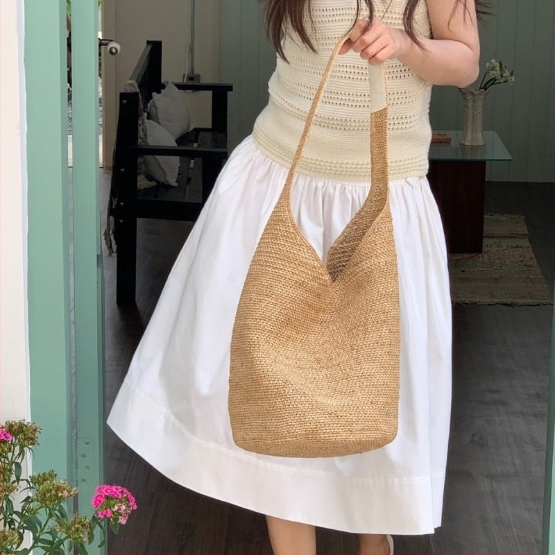 Bucket torba od rafije, gradski minimalistički stil, ovalni oblik, podstava od rafije, s jednom naramenicom