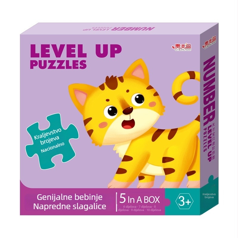 Puzzle karte: 5-10 karata sa životinjama, dinosaurima i građevinskim vozilima; papir; za djecu od 0 do 3 godine; pakirano u šarenoj kutiji.