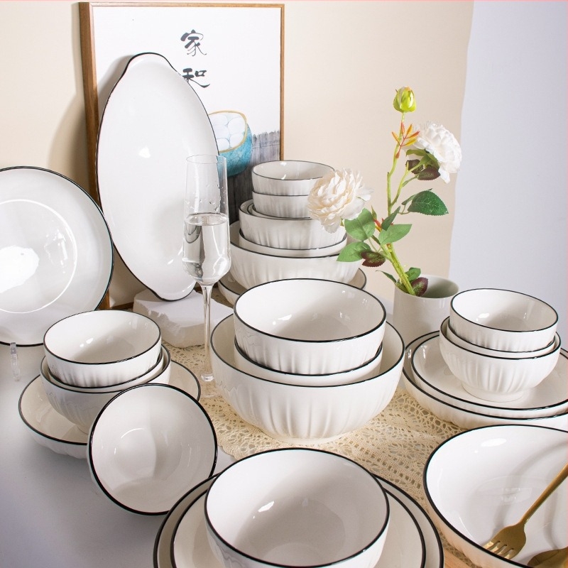 Porcelanski set zdjela - okrugli, moderan minimalistički stil; uključuje zdjelu, zdjelu za rižu, tanjur i štapiće; mikrovalna pogodna; završna obrada ispod glazure.