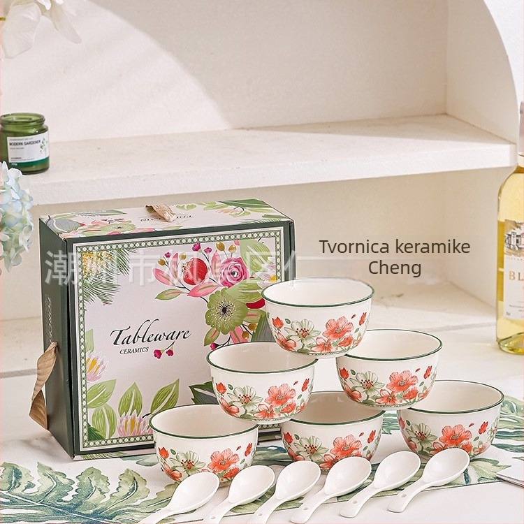 Porcelanski set zdjele i žlice u darovnoj kutiji; cvjetni uzorak; okrugli oblik; podglazurna dekoracija; mikrovalna pećnica sigurna