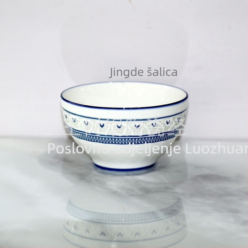 Set zdjela i tanjura od porculana s podglazurnim cvjetnim uzorkom, pogodan za mikrovalnu pećnicu, moderni minimalistički stil.