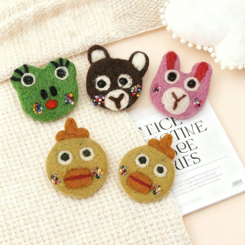 Broš od vunenog filca sa životinjama (mačka, janje, patka), ručna izrada, crtani stil, unisex, dekorativan