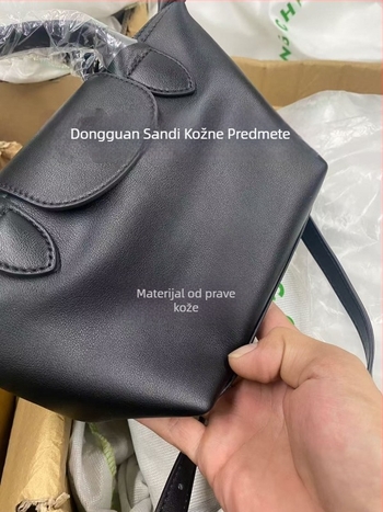 Torba od prave kože u obliku dumplinga s poklopcem, platnena podstava, unutarnji džepovi sa zipom, džep za telefon i osobnu iskaznicu, jedna naramenica
