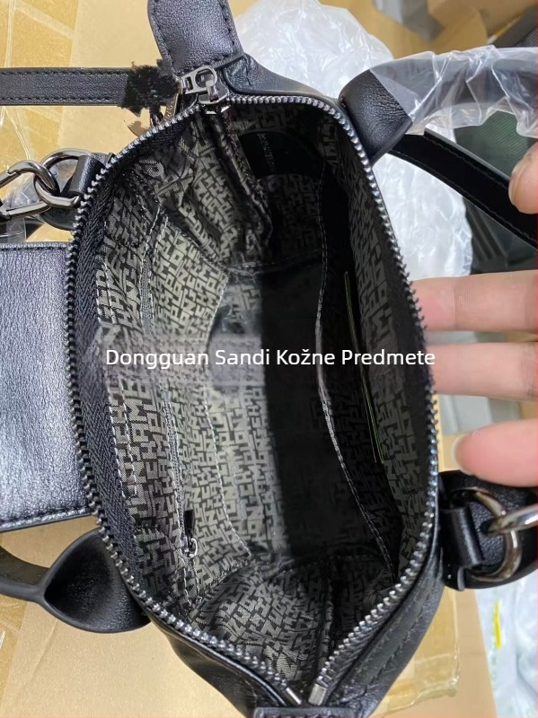 Torba od prave kože u obliku dumplinga s poklopcem, platnena podstava, unutarnji džepovi sa zipom, džep za telefon i osobnu iskaznicu, jedna naramenica