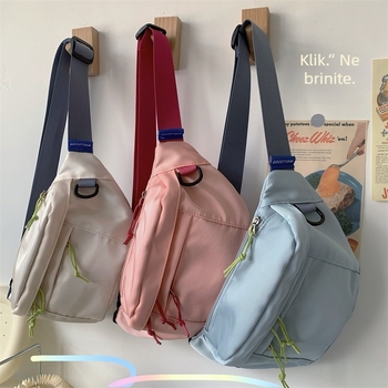 Ženska crossbody torba sa zatvaračem, kompozitni materijal, podstava od poliestera, unutarnji džepovi za telefon i identifikacijsku karticu