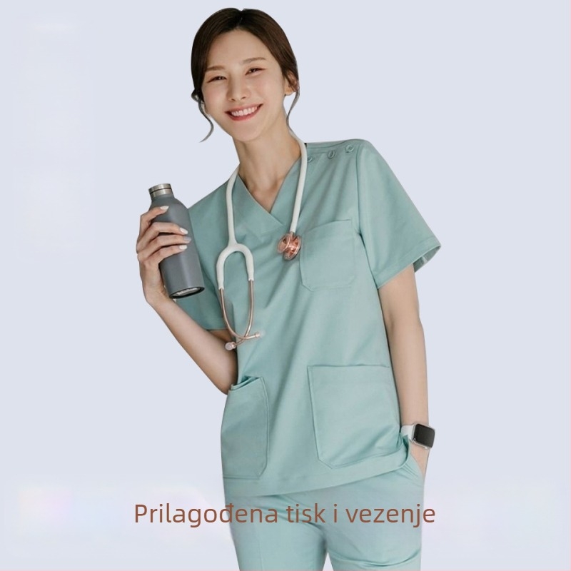 Ženski medicinski radni kostim, dvodijelni set: 95% pamuk, kratki rukav, poluotvoren ovratnik, srednja duljina