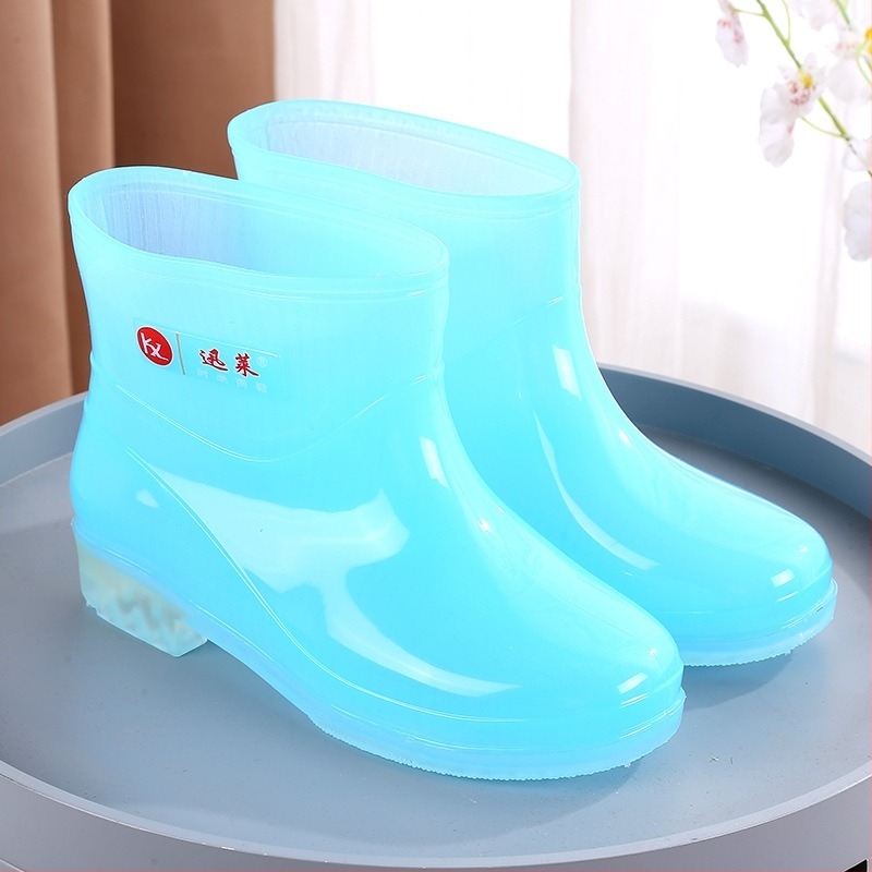 Ženske kišne čizme s PVC gornjim dijelom, niski pet (1–3 cm), niski cilindrični dio, četiri sezone