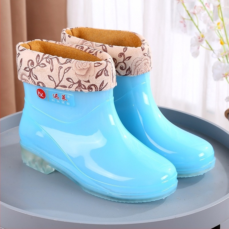 Ženske kišne čizme s PVC gornjim dijelom, niski pet (1–3 cm), niski cilindrični dio, četiri sezone