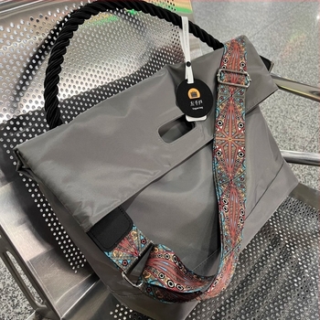 Muška crossbody torba od poliestera, prugasti uzorak, najlonska podstava, proljeće 2024 izdanje, pogodna za poslovna putovanja.