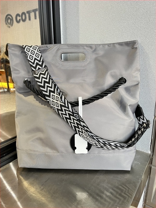 Muška crossbody torba od poliestera, prugasti uzorak, najlonska podstava, proljeće 2024 izdanje, pogodna za poslovna putovanja.