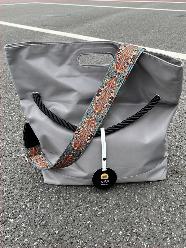 Muška crossbody torba od poliestera, prugasti uzorak, najlonska podstava, proljeće 2024 izdanje, pogodna za poslovna putovanja.