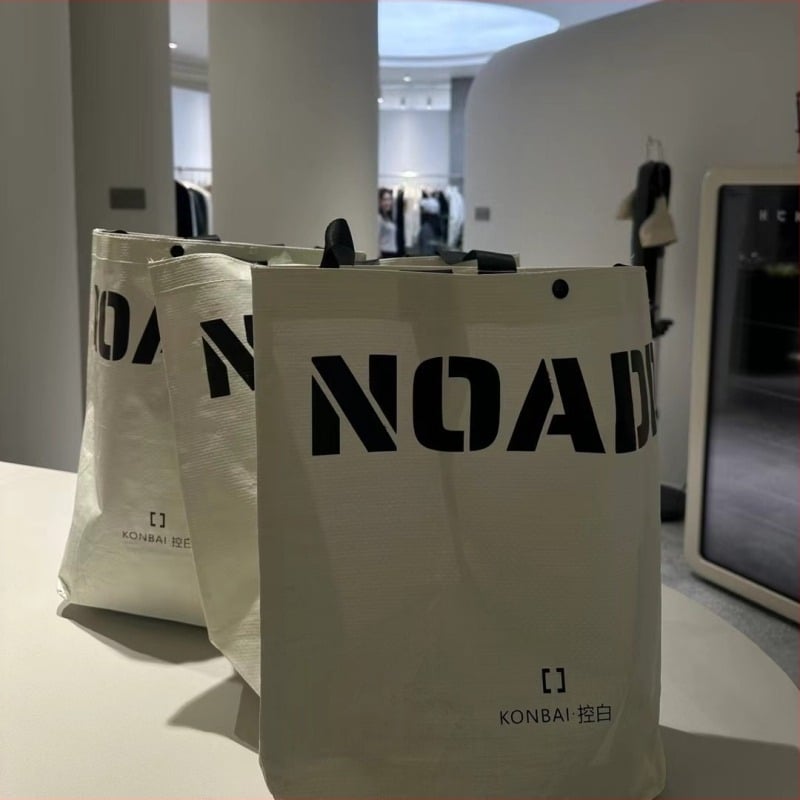 Dupani tkanene torbe za kupovinu s otisnutim logom – prilagodljive za reklamne promocije