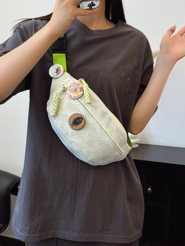 Crossbody torba – Materijal: najlon; Podstava: najlon; Otvaranje: zatvarač; Unutarnji džep za mobitel; Vanjski tip torbe: unutarnji patch džep