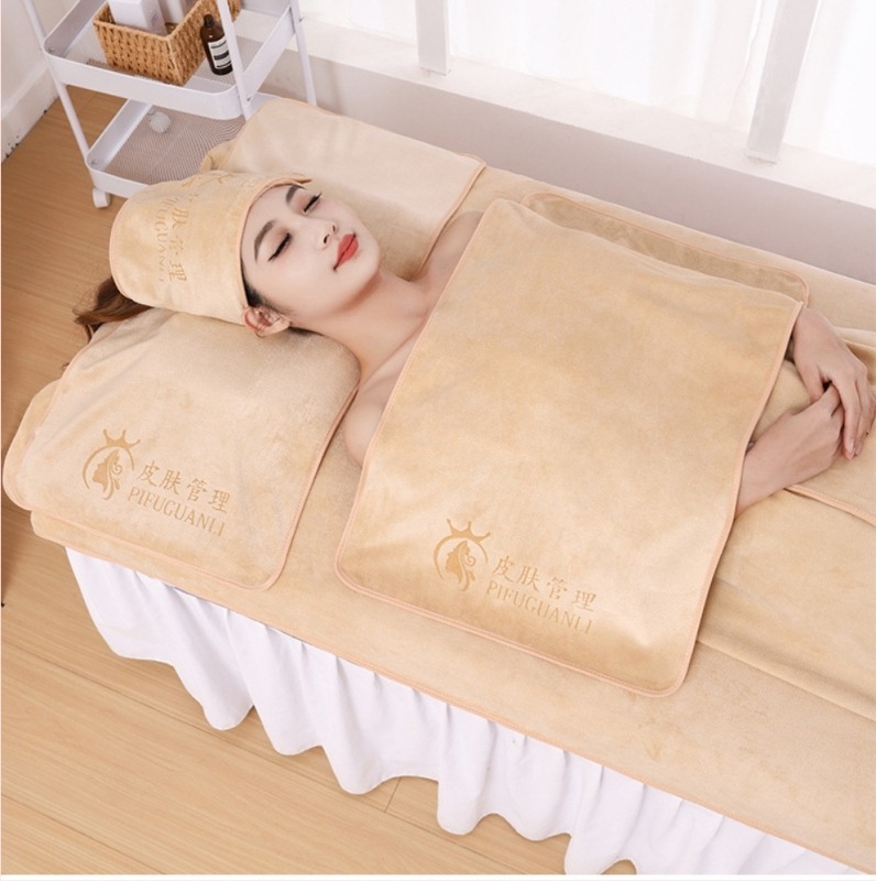 Set ručnika za kozmetički salon: ručnik za jastučnicu, ručnik za prsni s otvorom, posteljni ručnik i turbanski ručnik; mikrovlakana, 430 gsm, 80% mikrovlakana + nylon; prilagodba logotipa; šavovi završni