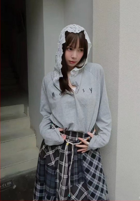 Pleteni pulover s čipkom i izšivanjem, dugi rukavi, kapuljača, opušten kroj, pamuk tkanina, jesen 2025, japansko-korejski casual stil