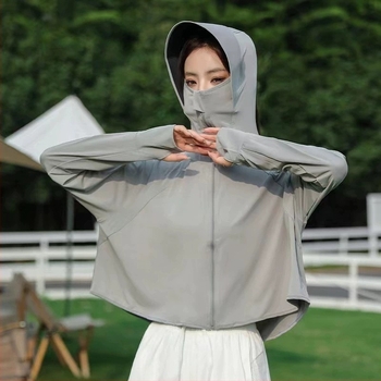 Ženska odjeća za zaštitu od sunca u stilu plašta, prozračan poliester, slobodan kroj, dugi rukavi, zatvarač, duljina 50–65 cm, sastav 90–95% poliester + 30–50% sekundarnog poliester
