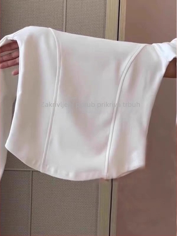 Ženski uski cropped top s okruglim izrezom, dugim rukavima i zakrivljenim donjim rubom, Milk Silk materijal