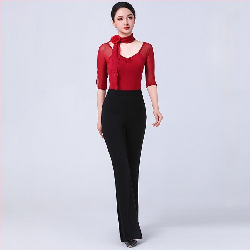 Set modernog plesa: body s V-izrezom i zvonastim hlačama, modalna tkanina