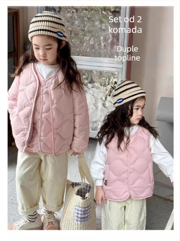 Dječja down vesta, bez rukava, kratka, prilagodljiv kroj; punilo: bijeli patkini per; vanjska i podstava od poliestera; UV zaštita; za zimu, proljeće i jesen