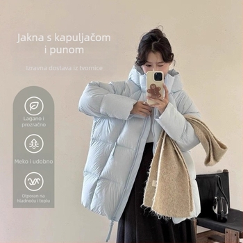 Ženska jakna s kapuljačom, srednje duljine, napunjenost 201-300 g gušje peruti, sadržaj perja 91-95%, pahuljast osjećaj