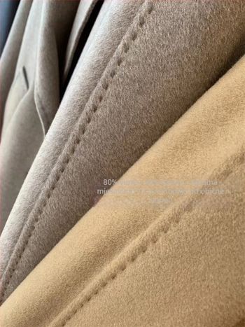 Ženski reverzibilni tweed kaput, kašmir-vuna mješavina (kašmir <30%, vuna 80–90%), jesen 2024.