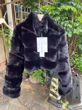 Ženski kaput od lisicjeg krzna, ultra kratka duljina, stojeći ovratnik, gradski stil