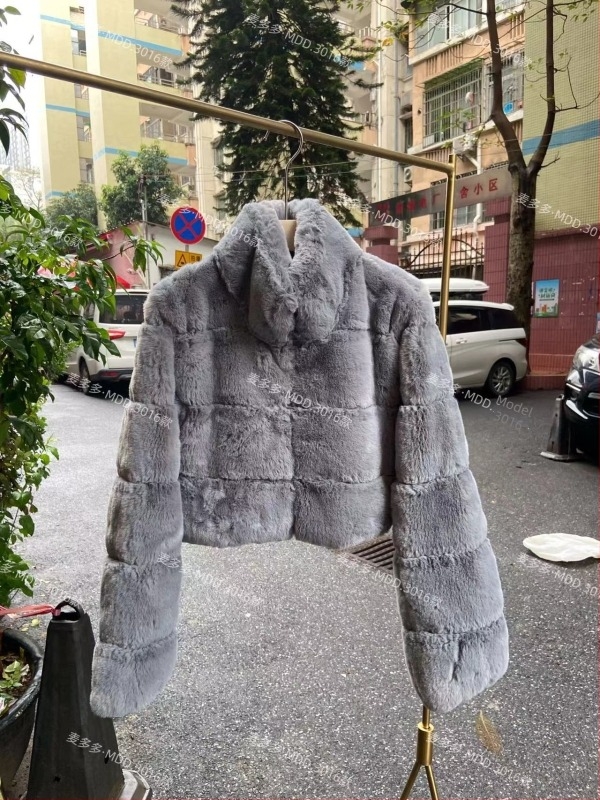 Ženski kaput od lisicjeg krzna, ultra kratka duljina, stojeći ovratnik, gradski stil