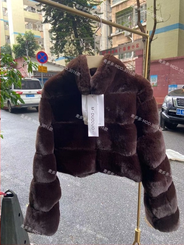 Ženski kaput od lisicjeg krzna, ultra kratka duljina, stojeći ovratnik, gradski stil