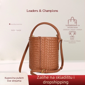 Torba tipa kanta od prave jagnjeće kože, podstava od jagnjeće kože, zatvaranje šnurlom, unutarnji džep za telefon.
