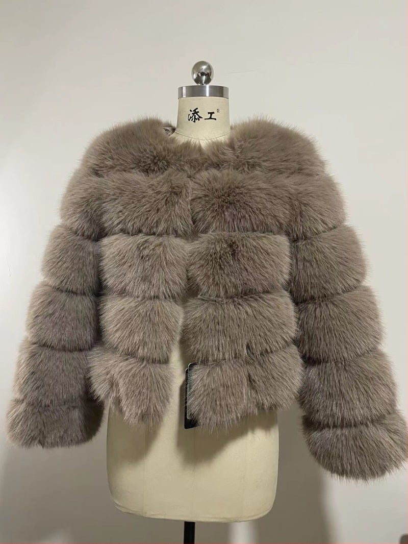 Kratka jakna od umjetne lisice krzna s patchworkom, princes stil, ekološko krzno, acetat vlakna 90-95%, bez ovratnika, dugi rukavi, zima 2025