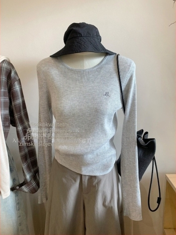 Ženski pleteni džemper s okruglim izrezom i šivanom ukrasom, uski kroj, debeli patchwork pleteni uzorak