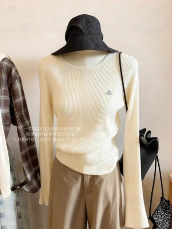 Ženski pleteni džemper s okruglim izrezom i šivanom ukrasom, uski kroj, debeli patchwork pleteni uzorak