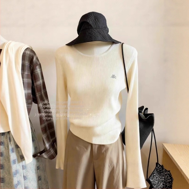 Ženski pleteni džemper s okruglim izrezom i šivanom ukrasom, uski kroj, debeli patchwork pleteni uzorak