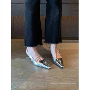 Sandale s jednim remenom, kvadratni nos, niski pet, gornji dio: koža prvog reda i split koža, unutrašnjost: umjetni pliš