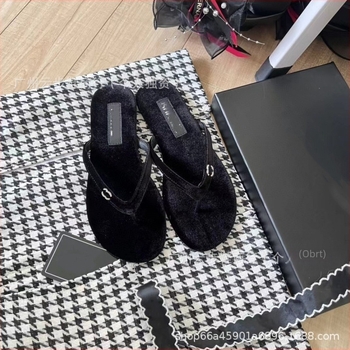 Flip-flop japanke s gornjim dijelom od kravlje kože i gumom; prozračne, brzo se suše, protuklizne.