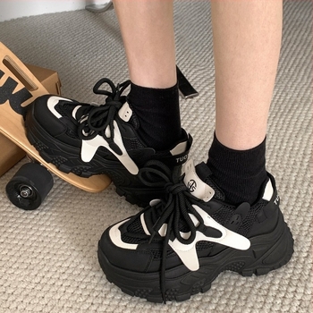 Ženske tenisice s debelim potplatom, bijele, stil dad sneakers, model jesen–zima 2025, retro sportske tenisice za studente, efekt vitkosti, srednja visina potpetice 3–5 cm, potplata od kompozita, PU podstava, slip-on