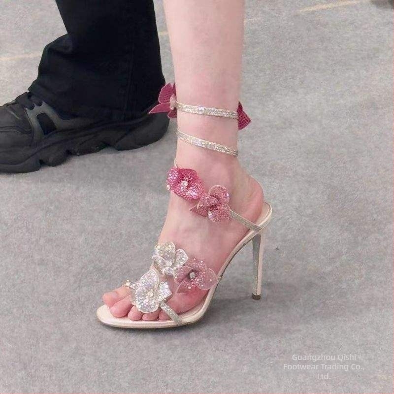 Sandale s jednim remenom, gornji dio od svile, otvoreni prsti, kopča, niski klinasti potplat, podstava od svinjske kože