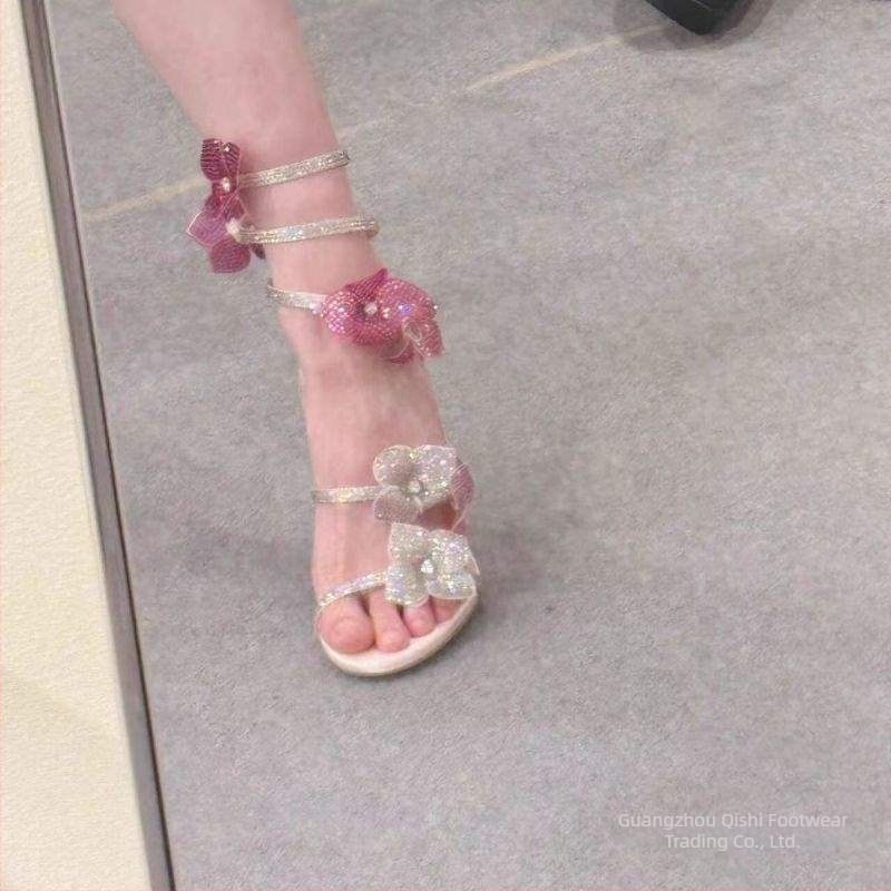 Sandale s jednim remenom, gornji dio od svile, otvoreni prsti, kopča, niski klinasti potplat, podstava od svinjske kože